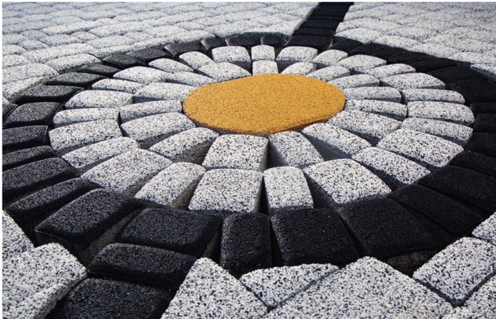Circular ANTIK cobble medallion with a yellow centre ringed in white and black cobbles