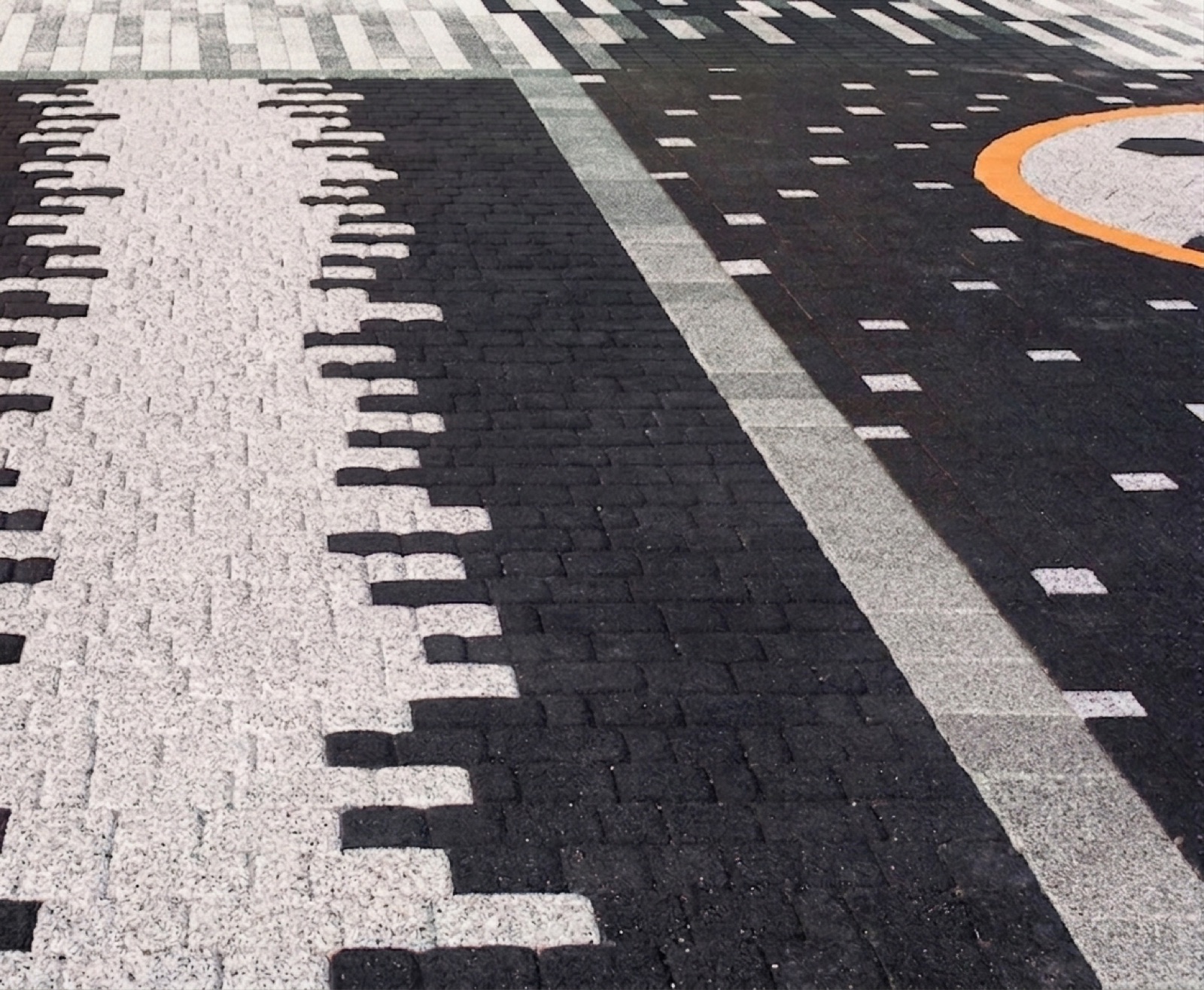 ANTIK cobble paving in dark and light bands with a dotted transition pattern between them