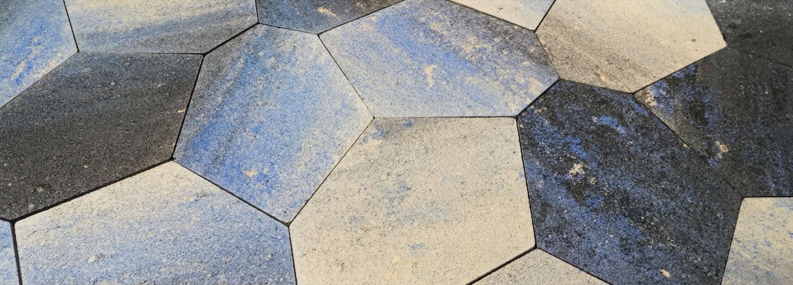 PENTA five-sided pavers mixing blue, beige and dark grey stones
