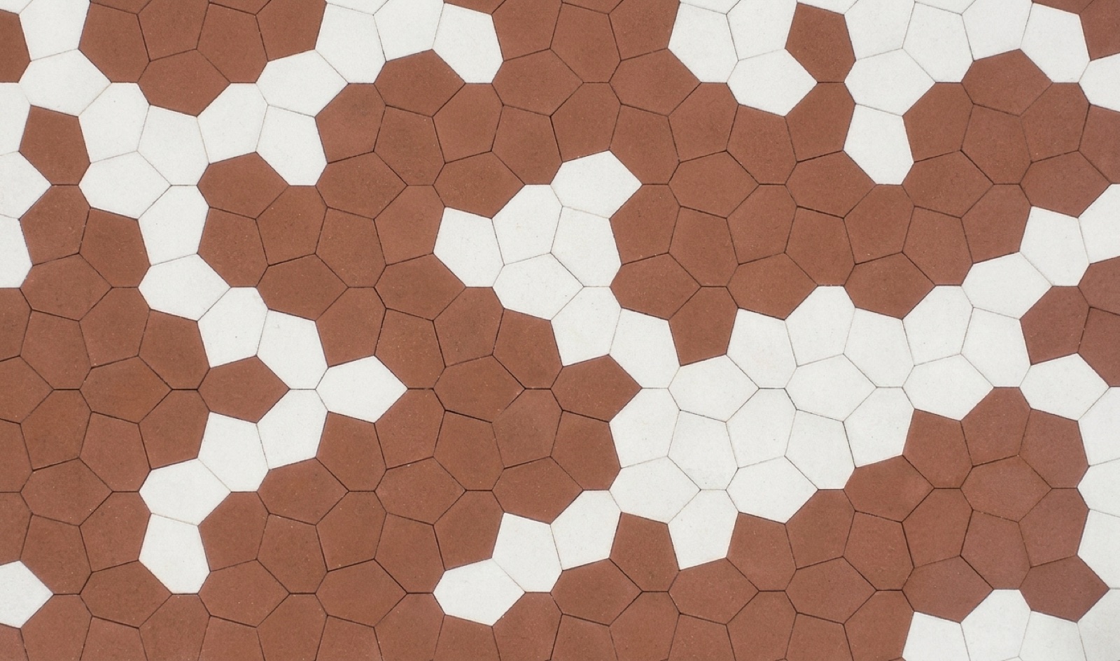 PENTA layout pattern in brick red with clustered white five-sided pavers