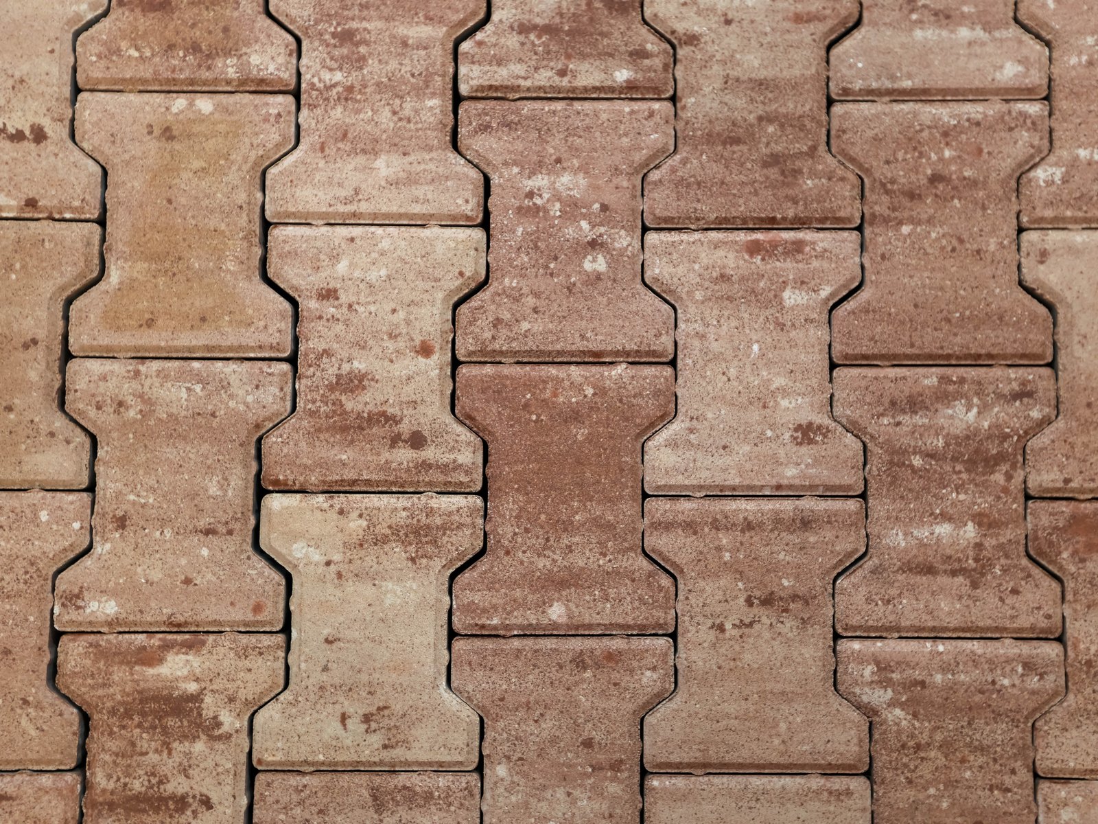 SUPER I-SHAPE pavers in a rose and terracotta colour mix