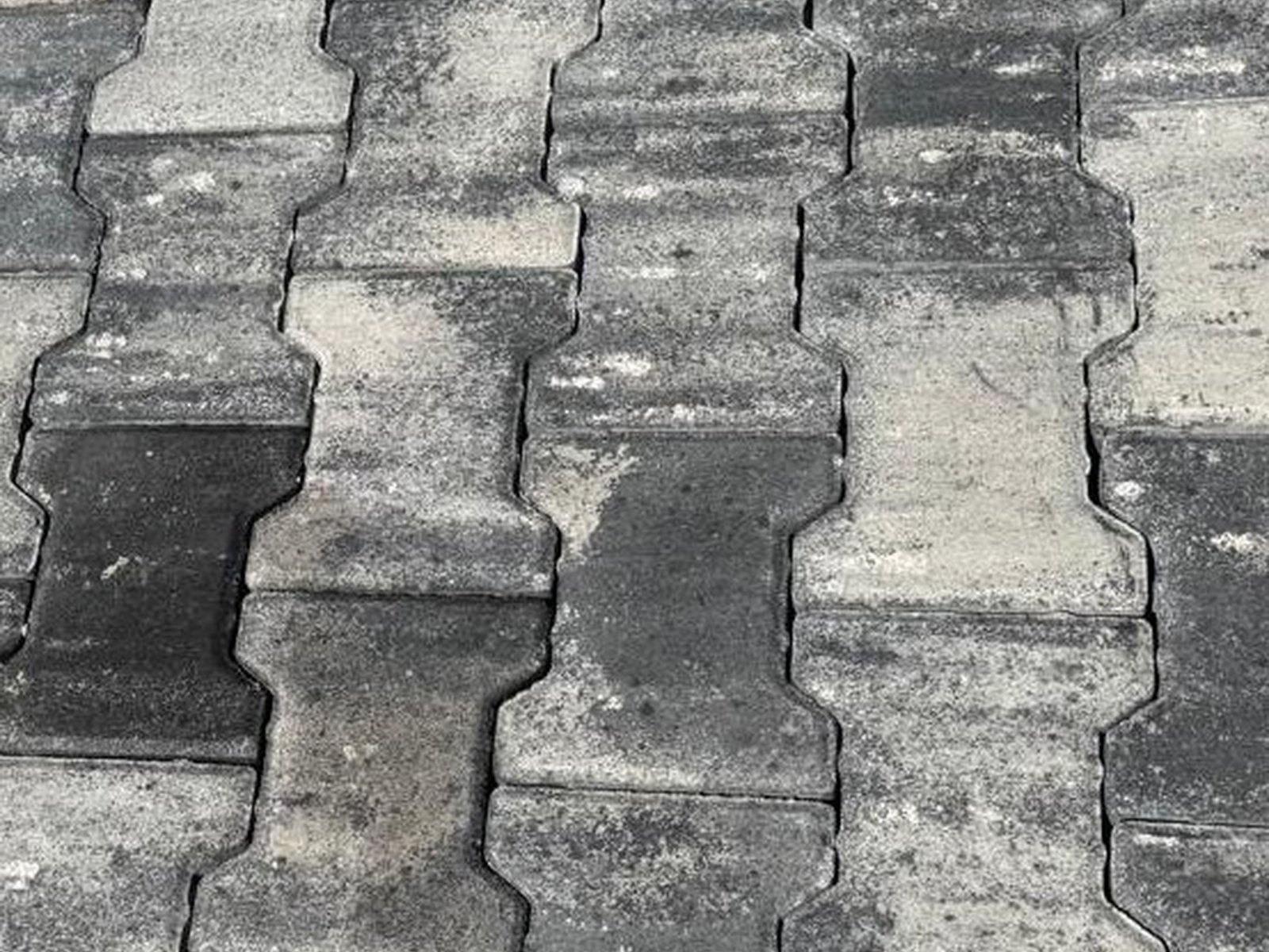 SUPER I-SHAPE pavers in a dark grey and white colour mix
